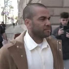 Daniel Alves comparece ao tribunal após pagar fiança