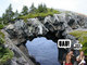 Este lugar que parece cenário de algum filme da série "Piratas do Caribe" fica na Província canadense de Newfoundland e se chama Berry Arch Head. Parece que foi feito no Photoshop: como o a barbie humana e o ken da vida real. Só que eles são reais. A diferença é que a paisagem foi a natureza que fez assim!