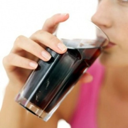 

Ingestão de bebidas ácidas, como o refrigerante (principalmente
os a base de cola), causam o desgaste dos dentes, proporcionando uma maior
chance da exposição da dentina

Refrigerante em excesso é tão prejudicial aos dentes quanto crack e cocaína, afirma estudo