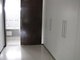 O closet liga o quarto ao banheiro principal do apartamento