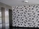 Pouco mais de cem apartamentos foram reformados. Na entrada dos prédios, a decoração lembra as obras do artista plástico Alexandre Mancini, discípulo de Athos Bulcão, que ajudou a urbanizar Brasília