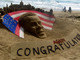 A comemoração se espalhou pelo mundo. Na Índia, uma escultura de areia parabeniza Obama pela reeleição. A escultura foi feita na praia de Puri, a 70 km de Bhubaneswar