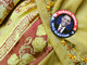Em Jacarta, na Indonésia, homem comemora vitória de Obama usando um broche da campanha do democrata