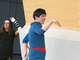 A gente também não entendeu: é o Shadow Boy (ou o Peter Pan?) dançando break