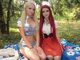 Essa que aparece ao lado da Anastasiya é Olga Oleynik. Ela se diz irmã de criação da barbie ucraniana Valeria Lukyanova e, além disso, é responsável por desenhar a linha de roupas, chamada Dominikka, que conta com Lukyanova como sua principal divulgadora