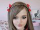 Quem levou a pior com essa história de querer virar boneca foi a americana Dakota Rose. Conhecida no Japão como Kota-Koti, ela foi investigada por uma blogueira que levantou um verdadeiro dossiê a respeito da menina. As coisas eram tão feias que Kota Koti simplesmente sumiu do páreo e vem se mantendo discreta desde então