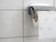 É importante passar os dedos entre os pequenos e grandes lábios para tirar a gordurinha branca produzida naturalmente ou os restos de papel higiênico 