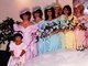 A ideia é que só a noiva chame atenção no dia do casamento. O problema é que algumas noivas querem enfeiar tanto as pobres madrinhas que o tiro acaba saindo pela culatra e são justamente os vestidos feiosos que mais aparecem! Essa noiva, por exemplo, tentou transformar as madrinhas em um arco-íris!