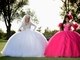 Muitos vestidos cafonas de madrinhas são explicados quando vemos o vestido que a noiva escolheu!
