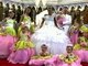 Será que essa noiva é muito fã de uma escola de samba e então resolveu usar as cores da agremiação para os vestidos das madrinhas?