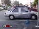 Seu carro tá todo detonado? Tá aí um jeitinho no mínimo diferente para resolver as coisas: passar silver tape em tudo!