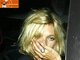 Kate Moss (que já foi namorada de Pete Doherty, o José Bonifácio dos entorpencentes, o patriarca da dependência química) aprendeu que, quando o mundo começa a girar, a melhor coisa a fazer é ficar pianinho