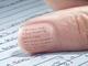 Escrever na unha em letras minúsculas? Tem gente até que imprimi a cola em papel transparente e cola na unha com esmalte também transparente!