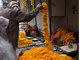 Nos velhos bairros de Nova Deli, comprador indiano analisa flores para serem penduradas durante o festival Diwali 