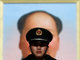 Policial militar chinês fica em guarda na frente de um retrato gigante do antigo líder Mao Tse –tung nos portões da Praça Celestial da Cidade Proibida na China 