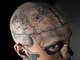 Este é Rick Genest, conhecido como Zombie Boy. O cara tem muitas tatuagens e muitas delas o fazem parecer uma caveira. Muita gente acha que Rick é esquisito, mas o cara é modelo e já estrelou várias campanhas publicitárias e até participou de um vídeo da cantora Lady Gaga!