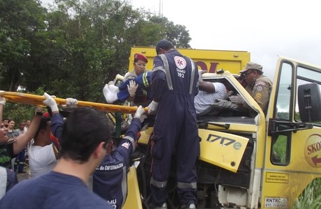 Dois caminhões colidiram na BR-415, na Bahia