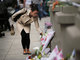 O caso causou comoção em Nova York. Pessoas que passam pela rua deixam flores na frente do prédio onde Leo e Lucia foram assassinados 