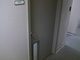 — Tem alguém batendo na porta. Será que você pode deitar no chão e ver quem é, por favor?