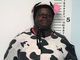 Esse moço já é conhecido aqui em Esquisitices. Jonathan Payton roubou 26 galões de leite desse jeitinho, vestido de vaca!