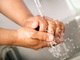 Deve-se lavar as mãos antes de urinar, pois isso evita doenças. Como o pênis está limpo, a mão pode estar contaminada