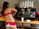 Que tal contratar baristas de biquini para preparar seu café? Em Seattle, nos EUA, isso já é possível! Alguns cafés da cidade querem se tornar pontos de entretenimento adulto para seus clientes, mas a leia ainda não permite!