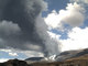 O vulcão Tongariro entrou em erupção na Nova Zelândia e lançou uma coluna de cinzas de mais de 6 mil metros sobre uma de suas crateras. Por enquanto, não há restrição aos deslocamentos aéreos na região
