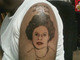 Essa tatuagem é uma homenagem a mãe dele. Mas pera aí... A mãe dele é a Dilma? 