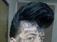 Não é só a tatuagem que é esquisita: ele inteiro também é