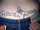 Véi, na boa: a gente se recusa a comentar uma tatuagem dessa!
