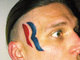 Pagando bem, que mal tem? O logotipo da campanha de Mitt Romney faz sucesso pelas ruas de Hartsburg, em Indiana. O sujeito a tatuou depois de receber R$ 30,9 mil (US$ 15 mil) em um leilão online. E não se arrepende! 