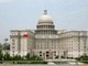 Pelo visto, os chineses adoram fazer cópias de prédios famosos. Esse aqui, localizado em Nanjing, é uma cópia do capitólio americano, que fica em Washington!