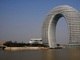 Esse prédio que lembra uma rosquinha molhada no café foi construído em Huzhou e abriga um enorme hotel-resort!