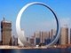 Essa gigante estrutura tem 157 m de diâmetro, o equivalente a 50 andares de altura e custou um valor absurdo. Um bilhão de dólares gastos pelo governo da cidade de Fushun. São 3 mil toneladas de ferro e 12 mil luzes de LED ao redor do prédio. Como não tem uma função que não enfeitar, o prédio virou motivo de piada na China!