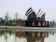 Em Jiangsu, existe outra réplica de um prédio famoso. Eles quiseram fazer uma versão miniatura do Sydney Opera House, uma das mais tradicionais casas de ópera do mundo, localizado em Sydney, na Austrália!