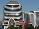 Construído em Dongsi, esse conjunto de prédios tem formato de um peixe. Quer dizer, é isso que juram os construtores, mas os chineses detestaram a arquitetura do lugar!