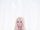 Com pescoço torto ou com pescoço certinho, o fato é que Valeria Lukyanova, a barbie ucraniana, é capaz de virar a cabeça de qualquer um!