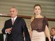 Marcela já foi miss Paulínia e é formada em direito. A diferença de idade entre o casal é de 43 anos. Ela tem 29 anos e ele, 72