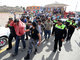 Moradores observam, enquanto policiais escoltam os quatro homens acusados pela comunidade de roubar um quiosque de Otumba, no México