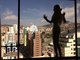 Por mais que ela esteja ministrando cursos esotéricos, ela nunca perde o olhar de turista