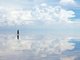 Foi justamente isso que a gente disse, ó: "Este lugar inacreditável se chama Salar de Uyuni e fica na Bolívia, 3650 m acima do nível do mar. É uma planície salgada que produz coisa de 25 mil toneladas de sal por ano. Se com esse cenário, a barbie não ficar doce, é porque ela é muito amarga"