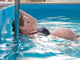 A prática de <a href="http://noticias.r7.com/saude/noticias/veja-dicas-de-exercicio-fisico-na-gravidez-20110517.html">exercício físico</a> é recomendada
durante a gestação, mas com alguns cuidados. Gestantes que não estão
acostumadas a se exercitar, devem iniciar a atividade após o 1º trimestre —
período que requer maior cuidado por conta da formação do embrião. Os
exercícios devem ser leves e de baixo impacto, como caminhadas, natação e
hidroginástica