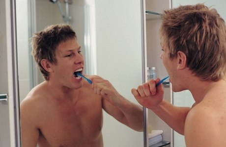 Homens que escovam os dentes têm menos chances de ter problemas de ereção