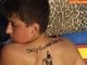 A tatuagem diz "Só Deus vai me julgar", mas o desenho não diz a mesma coisa