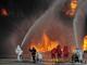 Bombeiros participam de treinamento contra incêndio na base de Chongqing, na China. Pelo menos 300 bombeiros participaram do exercício nesta quinta-feira (6)