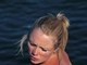 Se a <a href="http://noticias.r7.com/saude/fotos/exposicao-ao-sol-sem-protecao-causa-cancer-de-pele-saiba-como-evitar-07122012">exposição ao sol foi excessiva </a>e resultou em insolação, escolha um lugar fresco e arejado e use roupas confortáveis. Se necessário, mantenha-se em repouso e recostado, aplicando compressas geladas&nbsp;