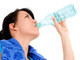 Beber líquidos constantemente é fundamental contra desidratação <a href="http://r7.minhavida.com.br/saude/galerias/14834-siga-sete-cuidados-com-o-corpo-nos-dias-de-calor-intenso">durante o verão</a>, assim como a escolha por locais arejados com sombra e roupas leves. Deve-se maneirar nas bebidas alcoólicas e apostar em isotônicos e água de coco