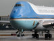 

O Força Aérea 1 é conhecido por ser a fortaleza aérea do
presidente dos EUA. O modelo 747 tem autonomia maior do que o VC-1, da
Presidência do Brasil. Issto quer dizer que o avião da Boeing consegue atingir
maiores distâncias de voo sem precisar parar para reabastecer

