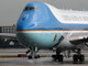 

O Força Aérea 1 é conhecido por ser a fortaleza aérea do
presidente dos EUA. O modelo 747 tem autonomia maior do que o VC-1, da
Presidência do Brasil. Issto quer dizer que o avião da Boeing consegue atingir
maiores distâncias de voo sem precisar parar para reabastecer


