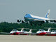 

O Boeing 747 do presidente americano tem quatro turbinas contra
duas na maioria dos modelos mais novos — segurança será prioridade no novo avião presidencial. Apesar disso, para
especialistas, a compra de um novo avião poderá acirrar as disputas políticas internas. O custo estimado
para o modelo 747-8 Intercontinental, um dos mais novos da Boeing, é de R$ 660
mi (US$ 317,5 mi)

